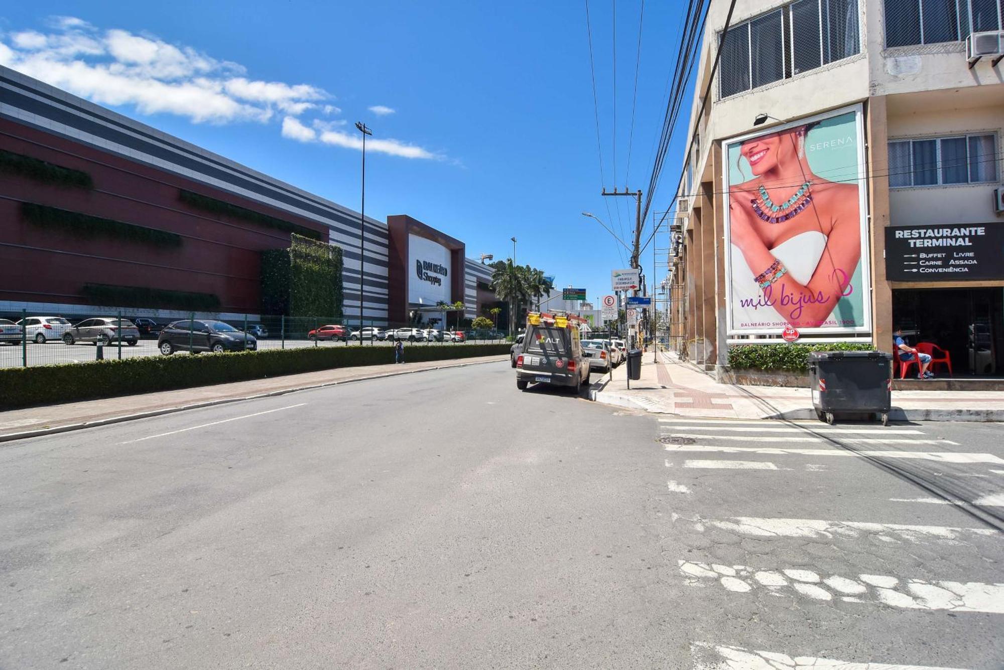 Na Rua Do Balneario Shopping/rodoviaria Hk4532 *